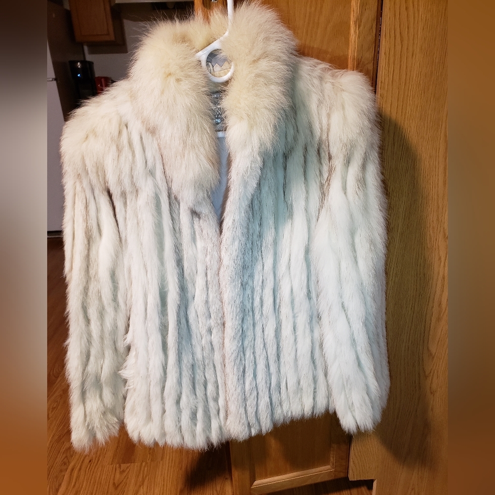 SALE <3 Gorgeous White SAGA Fox real fur coat! 😍